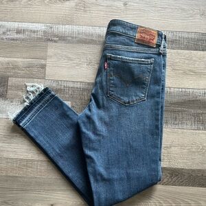 Levi's Women's Medium Blue Cropped Jeans
NWOT